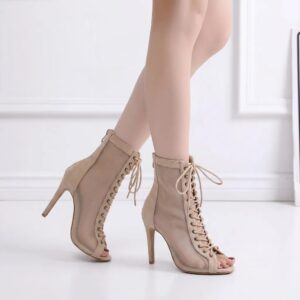 Alternative view of Modelo de Heels – RUBÍ